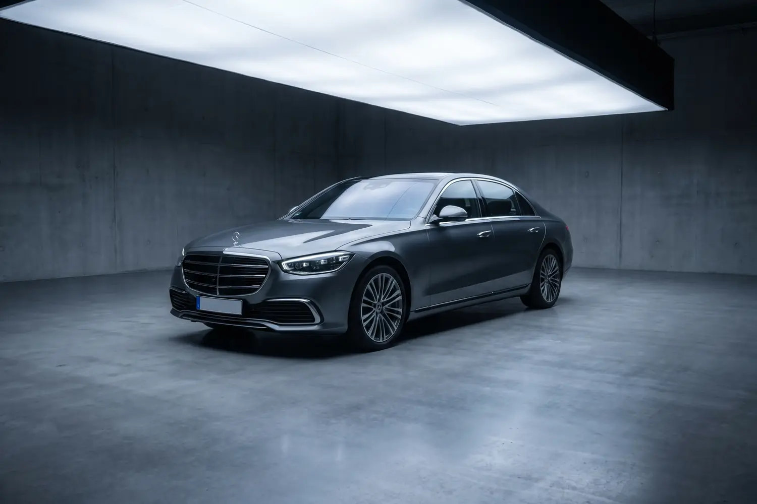 Mercedes Classe S gris graphite dans un studio en béton.