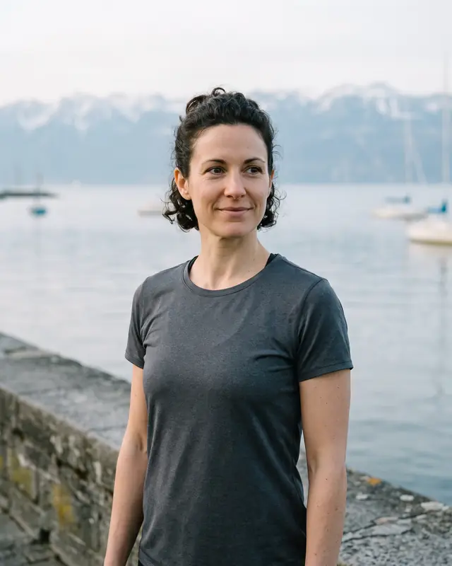 Portrait de Nora, coach sportive, sur le quai de Nyon au petit matin.